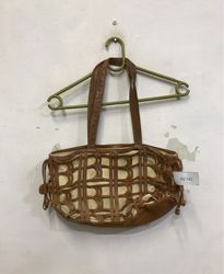 Braune Lederhandtasche mit Ausschnittmuster und be..