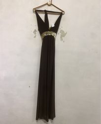 Braunes Halterneck-Maxi-Kleid mit goldenen Paillet..