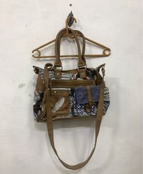 Braune Umhängetasche mit floralem und geometrische..