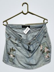 Roter Pfeffer bestickter Jeans-Minirock