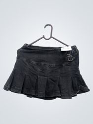 Schwarzer Denim-Plissee-Minirock mit Schnallen-Det..