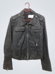 Schwarze Lederjacke