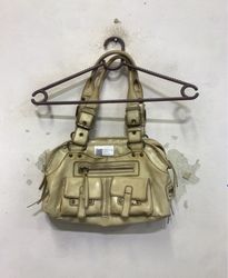 Beige Handtasche mit Schnallen und Taschen
