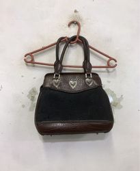 Schwarze Handtasche mit Herzmuster und braunen Akz..