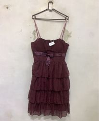 Burgunderrotes Rüschkleid mit Schleifendetail