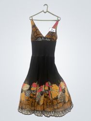 Schwarzes Kleid mit geometrischem und floralem Dru..