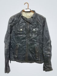 Chaqueta negra de piel sintética con costuras blan..