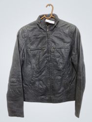 Chaqueta gris de piel sintética