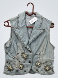 Colete Jeans de Lavagem Clara com Apliques