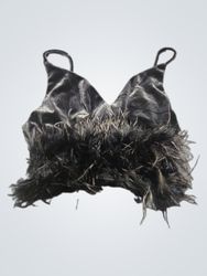 Schwarzes Crop-Top mit Federbesatz