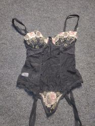 Corset noir avec broderie rose et blanche