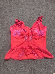 Camisole en dentelle rouge