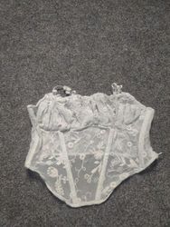 Corpete de Renda Branca com Bordado Floral