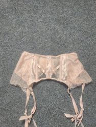 Set reggicalze e slip in pizzo rosa