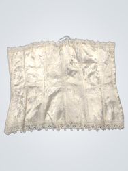 Corpete branco com acabamento em renda