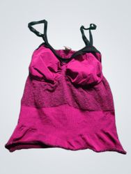 Top rosa con rifiniture nere