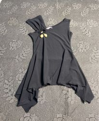 Schwarzes asymmetrisches Kleid mit Verzierungen
