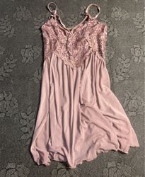 Robe nuisette mauve à bordure en dentelle