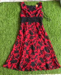 Vestito con stampa floreale rossa e nera