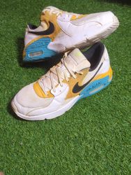 Lululemon leggings or Nike trakpant or shoes