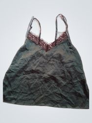 Débardeur vert avec bordures en dentelle