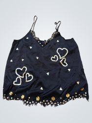 Camisetta nera con cuori e paillettes