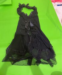 Robe noire à col halter avec volants et nœuds