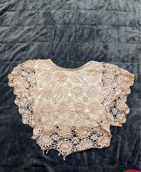 Top au crochet avec motif floral et finition à per..