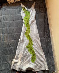 Abito lungo grigio chiaro con applicazione verde