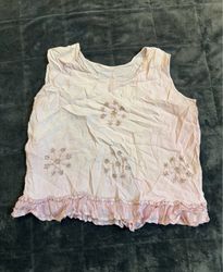 Top smanicato rosa con perline e orlo a volant