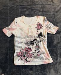 T-shirt bianca con stampa floreale rosa e palme e ..