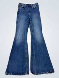 Jeans flare blu con tasche posteriori ricamate