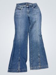 Jeans blu a zampa con dettagli ricamati a forma di..