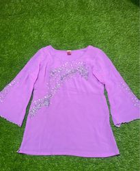 Top roxo com aplicações prateadas