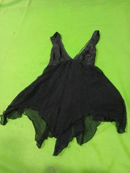 Schwarzes Neckholderkleid mit perlenverziertem Aus..