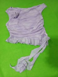 Top lavanda arricciato con dettaglio floreale