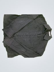 Chemise noire avec boutons et plis
