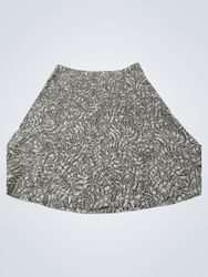 Saia evasê com padrão de folhas