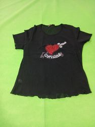 T-shirt nera con cuore ricamato e scritta "Cynical