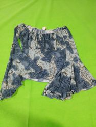 Blusa ombro a ombro com estampa paisley azul