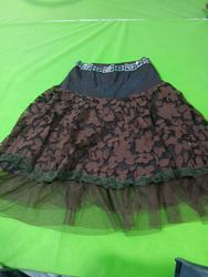 Saia floral marrom com detalhes em preto e verde