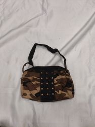 Camouflage-Handtasche mit Nieten