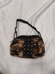Bolsa de ombro camuflada com tachas