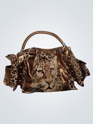 Handtasche im Leopardenmuster mit metallischen Akz..
