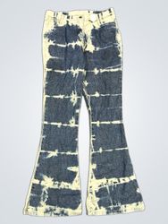 Blaue und weiße Batik-Jeans mit Schlag.