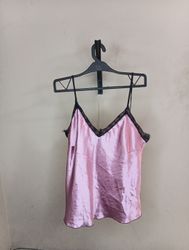 Canotta di raso rosa con bordi di pizzo nero