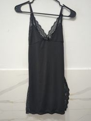 Vestido slip com acabamento em renda preta