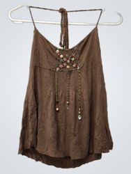 Braunes Neckholder-Top mit Verzierungen