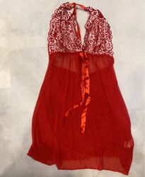 Chemise avec bordure en dentelle rouge