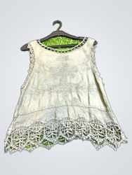 Camiseta sem mangas com acabamento em renda